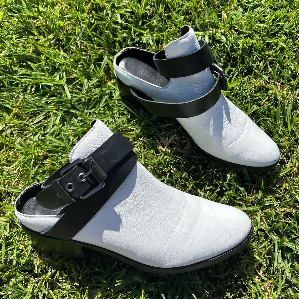 A7EIJE White & Black Slip Ons